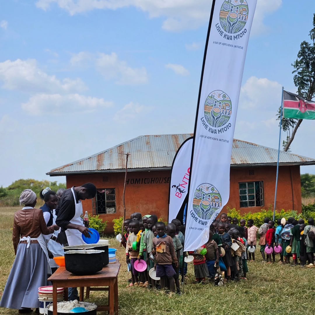 Community volunteers distributing meals to schoolchildren in Kenya